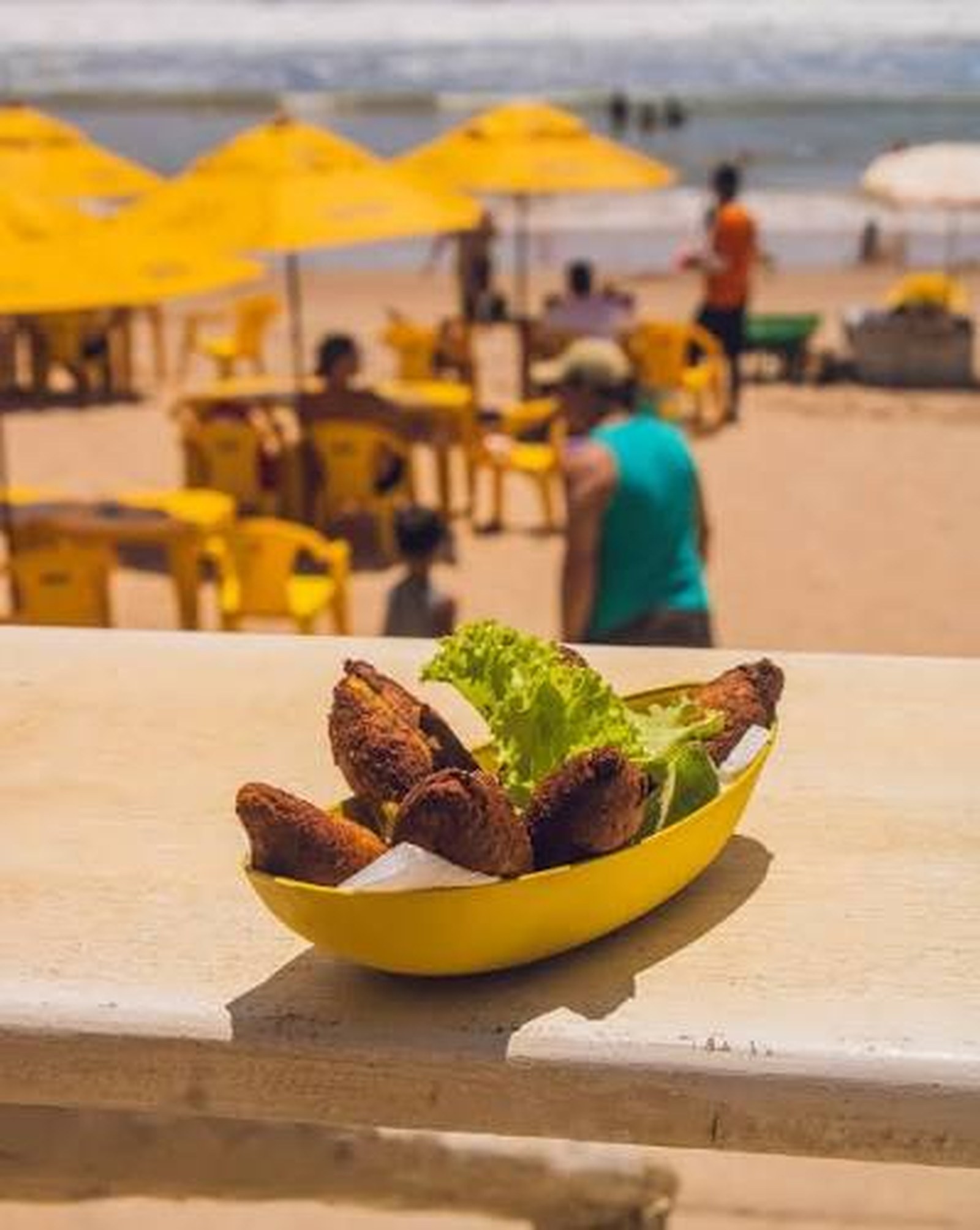 Petiscos servidos com vista para a praia
