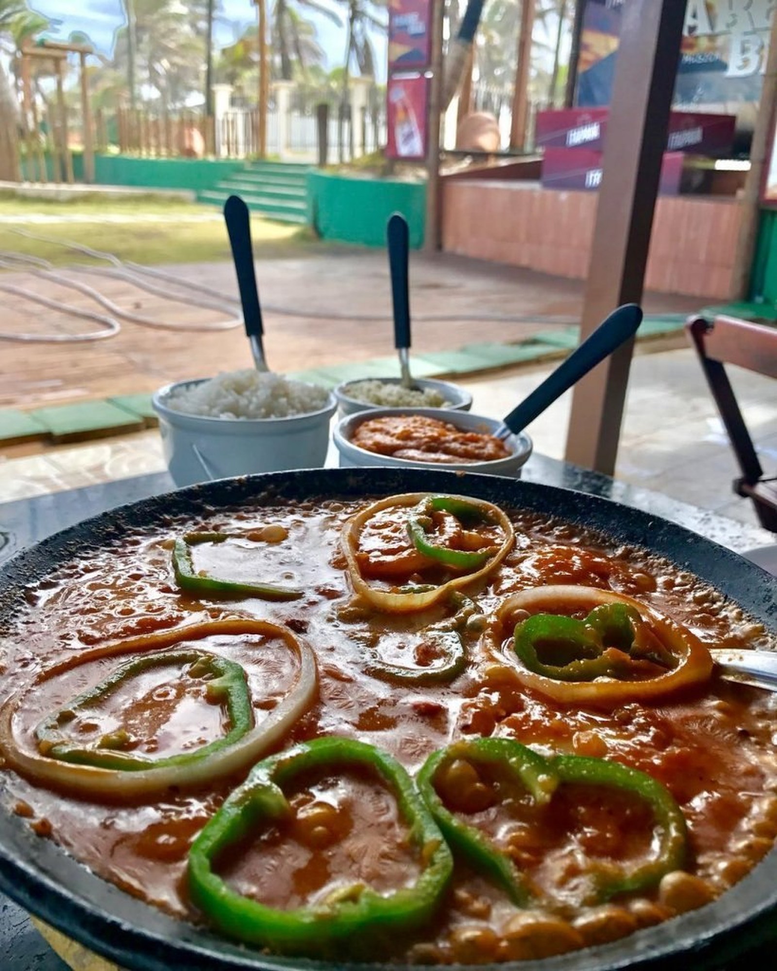 Carne de sol com arroz, pirão e vinagrete