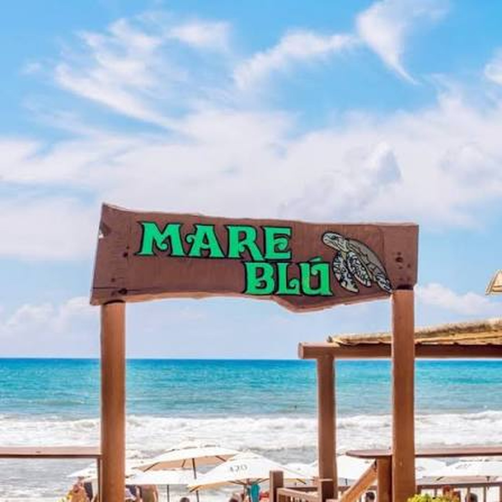 Placa Maré Blu em frente ao mar